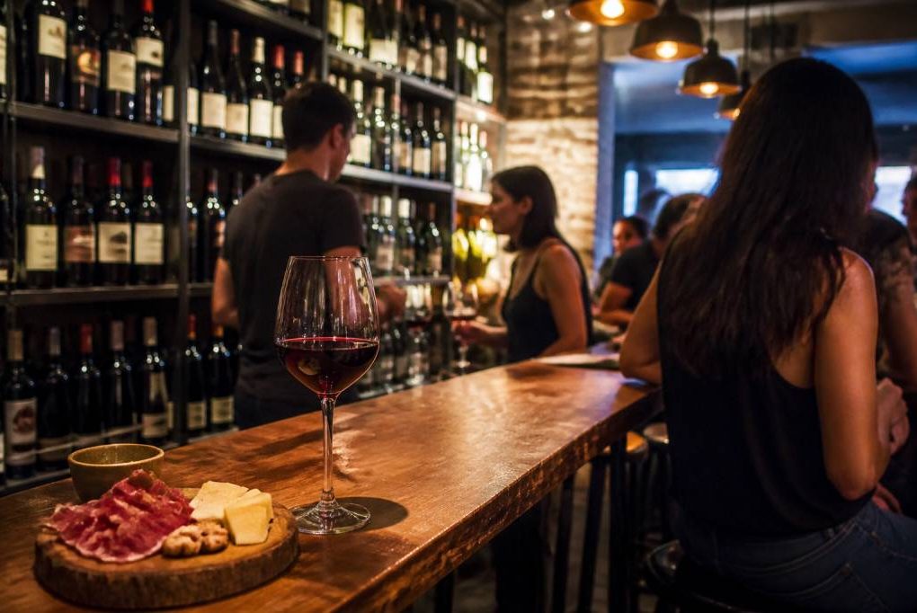 Bares de vinos en España y México: rutas para descubrir sabores locales