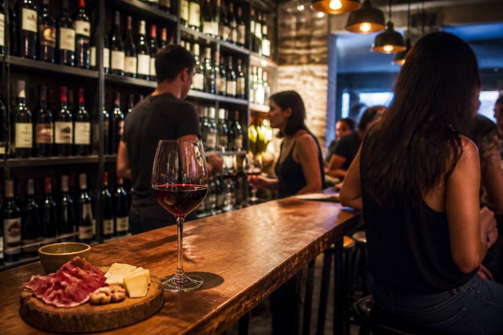 Bares de vinos en España y México: rutas para descubrir sabores locales